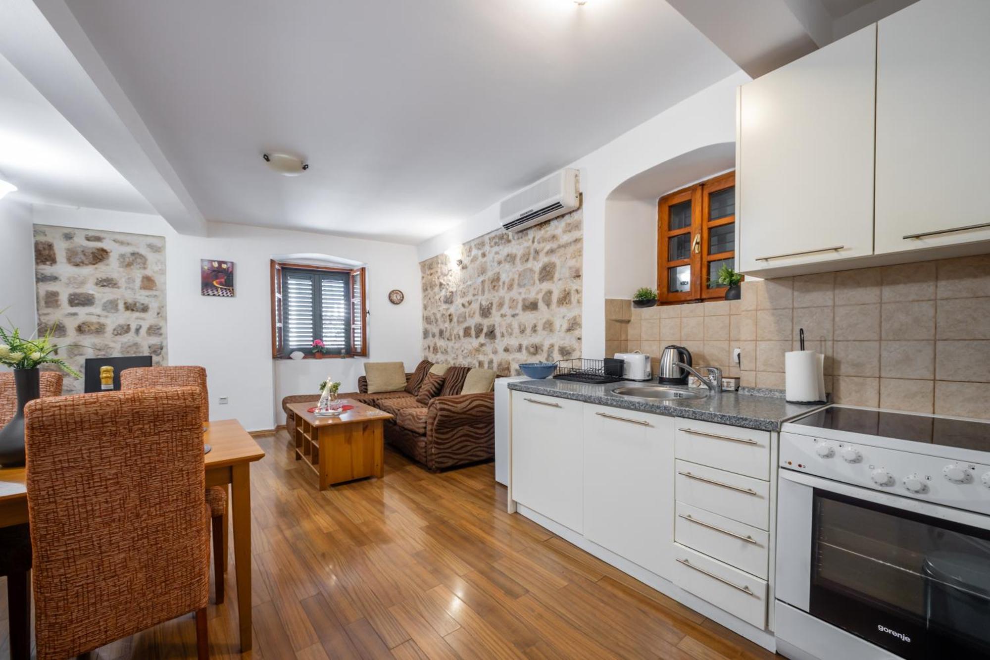 Lancana Apartman *